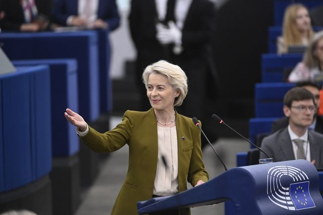 Η φον ντερ Λάιεν τίμησε τους Έλληνες δασοκομάντος που επιχείρησαν στην Ισπανία