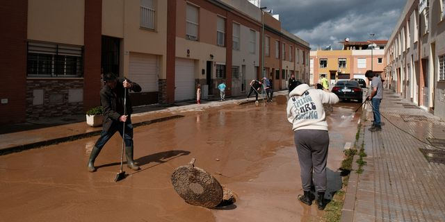 Οι κάτοικοι καθαρίζουν τη λάσπη από τους δρόμους μετά από έντονη βροχή (φωτογραφία αρχείου)
