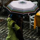 Άνοιξαν οι ουρανοί στην Αττική – Σκοτείνιασε ο ουρανός από το ξαφνικό μπουρίνι
