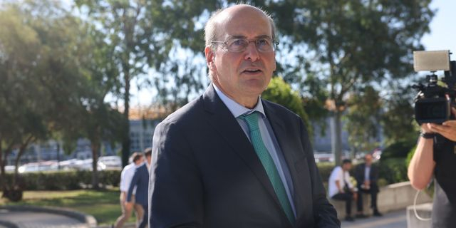 Χατζηδάκης: Η αύξηση των εισοδημάτων έρχεται με σοβαρές πολιτικές και όχι από θαυματοποιούς με λεφτόδεντρα
