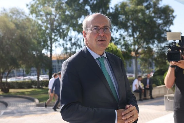 Χατζηδάκης: Η αύξηση των εισοδημάτων έρχεται με σοβαρές πολιτικές και όχι από θαυματοποιούς με λεφτόδεντρα