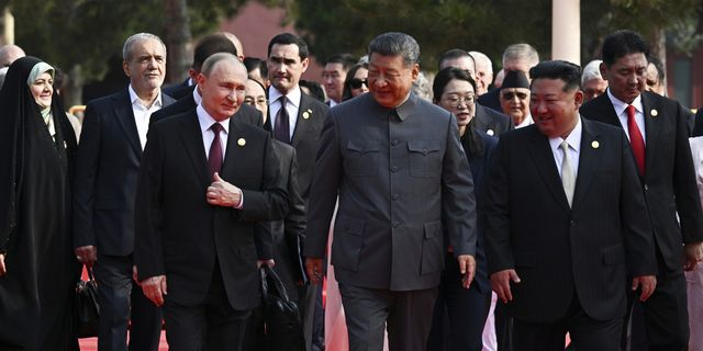 “Η Κίνα είναι ασταμάτητη” – Σι, Πούτιν, Κιμ στο κόκκινο χαλί της τεράστιας στρατιωτικής παρέλασης