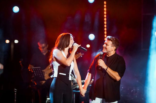 Ο Γιάννης Πλούταρχος και η Κατερίνα αποθεώθηκαν στη Θεσσαλονίκη – Sold out κάθε βραδιά