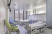 Δίκλινο δωμάτιο του Ωνάσειου Παίδων στον 2ο όροφο. Ένας φωτεινός και σύγχρονα εξοπλισμένος χώρος νοσηλείας, σχεδιασμένος με επίκεντρο τις ανάγκες των παιδιών και των γονέων τους.