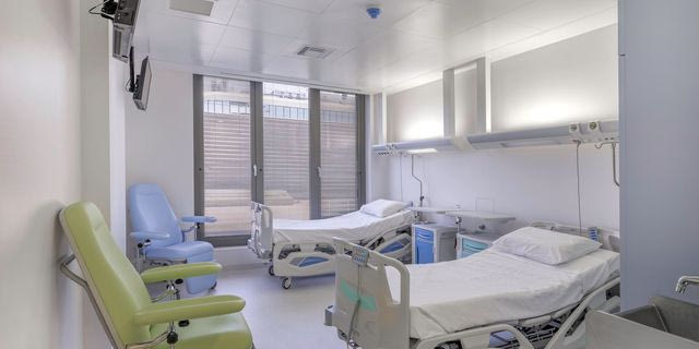 Δίκλινο δωμάτιο του Ωνάσειου Παίδων στον 2ο όροφο. Ένας φωτεινός και σύγχρονα εξοπλισμένος χώρος νοσηλείας, σχεδιασμένος με επίκεντρο τις ανάγκες των παιδιών και των γονέων τους.
