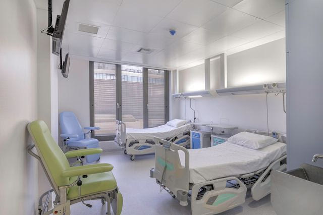 Δίκλινο δωμάτιο του Ωνάσειου Παίδων στον 2ο όροφο. Ένας φωτεινός και σύγχρονα εξοπλισμένος χώρος νοσηλείας, σχεδιασμένος με επίκεντρο τις ανάγκες των παιδιών και των γονέων τους.