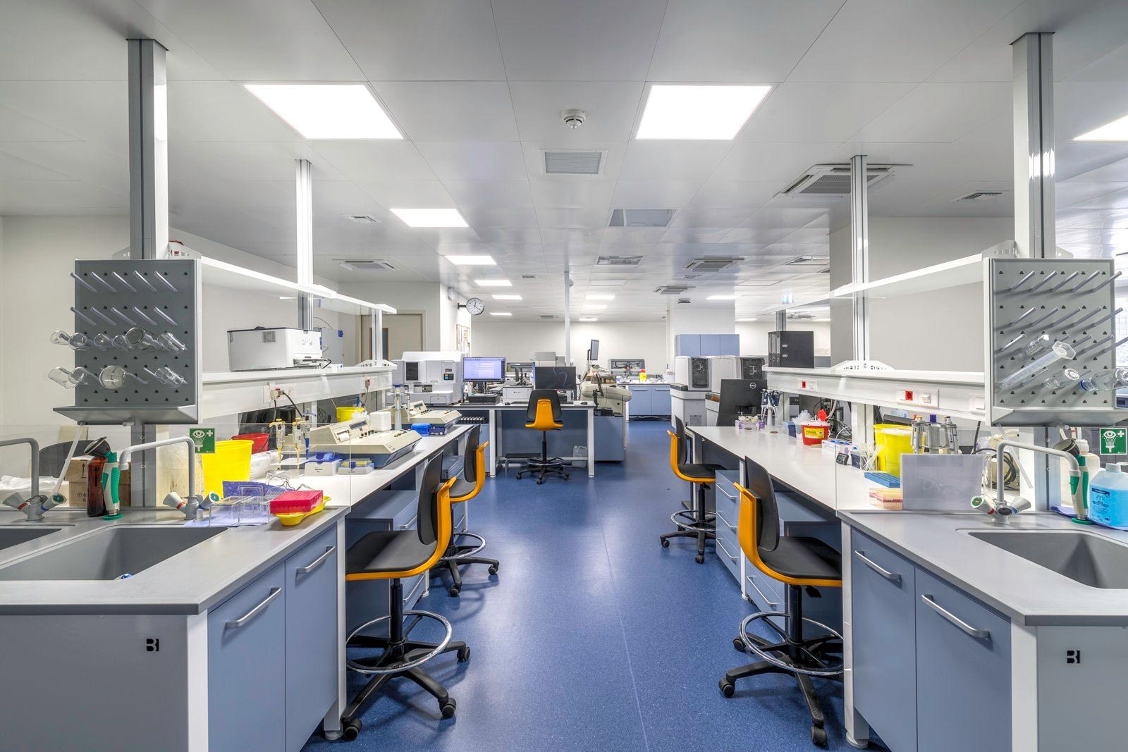 Τα Εργαστήρια Βιοπαθολογίας του νέου Ωνάσειου Νοσοκομείου διαθέτουν υποδομές και τεχνολογικό εξοπλισμό αιχμής, καθώς και εξειδικευμένο προσωπικό, εξασφαλίζοντας ακρίβεια και ασφάλεια στα ιατρικά αποτελέσματα.