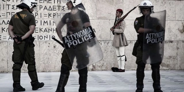 Επαφές Δένδια για Άγνωστο Στρατιώτη – Ο Δούκας ευχήθηκε “καλή τύχη” στην κυβέρνηση