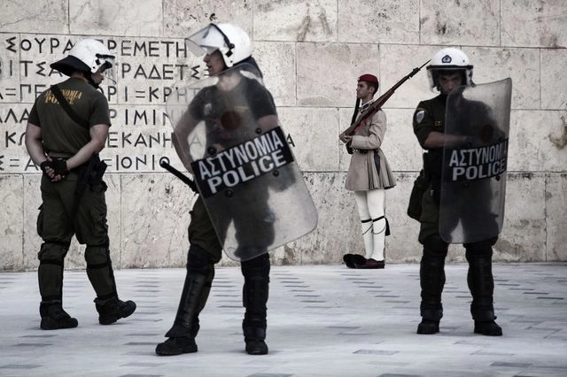 Επαφές Δένδια για Άγνωστο Στρατιώτη – Ο Δούκας ευχήθηκε “καλή τύχη” στην κυβέρνηση