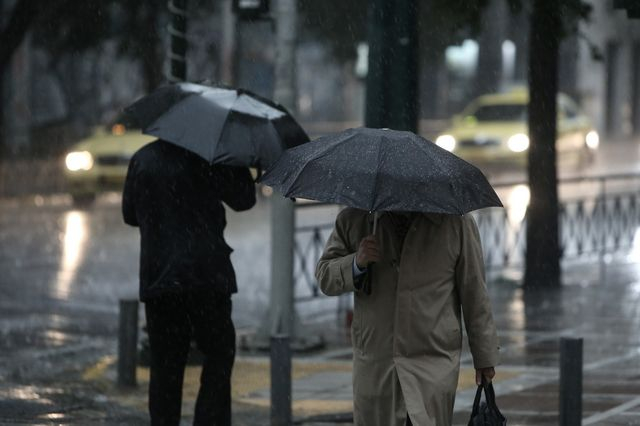Κακοκαιρία: “Διπλό χτύπημα” με βροχές και σποραδικές καταιγίδες – Πώς θα κινηθεί