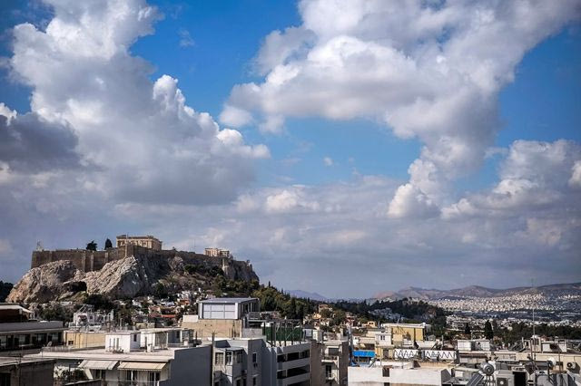 Καιρός: Άνοδος της θερμοκρασίας και ισχυροί άνεμοι έως 7 μποφόρ