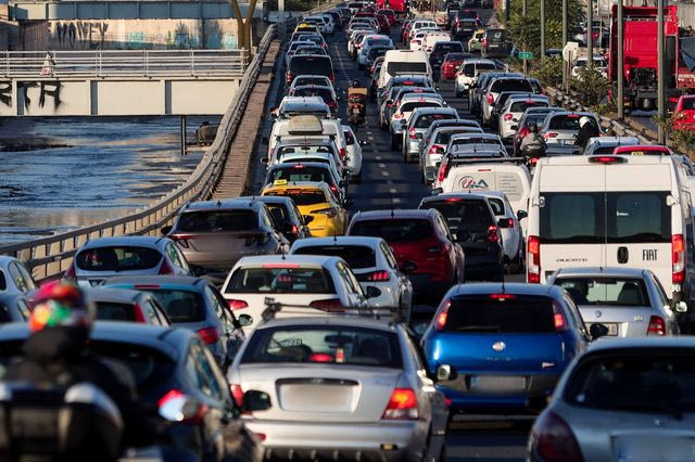 Κίνηση στους δρόμους: Στο “κόκκινο” ο Κηφισός – 30λεπτες καθυστερήσεις στην Αττική Οδό