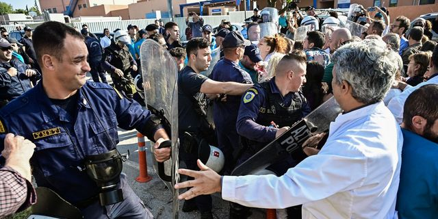 ΚΚΕ για επεισόδια στο “Αττικόν”: Αντιμετώπισαν με καταστολή τους υγειονομικούς που τους χρωστάνε ρεπό