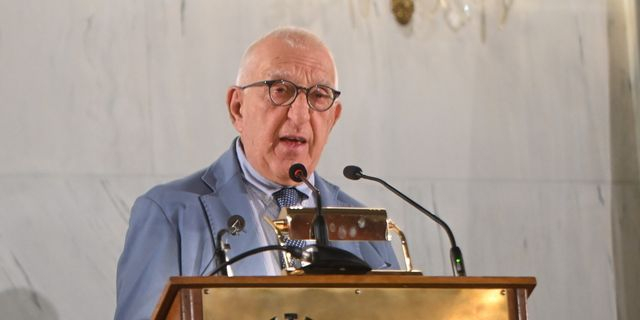 Ο Νικήτας Κακλαμάνης στην εκδήλωση από την Παναθηναϊκή Οργάνωση Γυναικών προς τιμήν της πρώτης γυναίκας Προέδρου της Βουλής (η οποία εξελέγη επί κυβέρνησης Κώστα Καραμανλή) Άννας Ψαρούδα-Μπενάκη, στην Παλαιά Βουλή, στην Αθήνα.