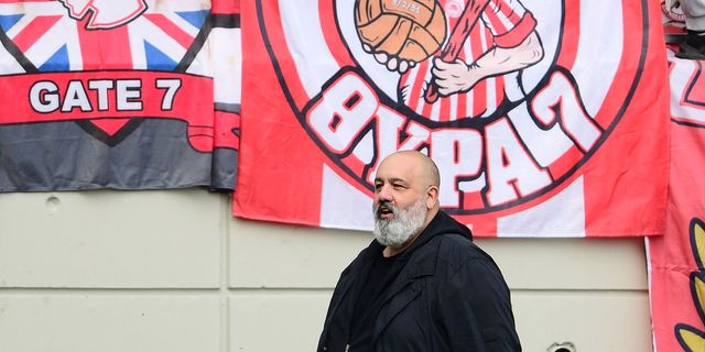 Ξυλοδαρμός ηλικιωμένου φιλάθλου στο ΑΕΛ Novibet-Ολυμπιακός – Δείτε βίντεο του Κώστα Καραπαπά