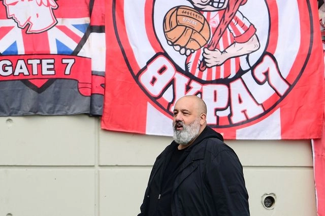 Ξυλοδαρμός ηλικιωμένου φιλάθλου στο ΑΕΛ Novibet-Ολυμπιακός – Δείτε βίντεο του Κώστα Καραπαπά