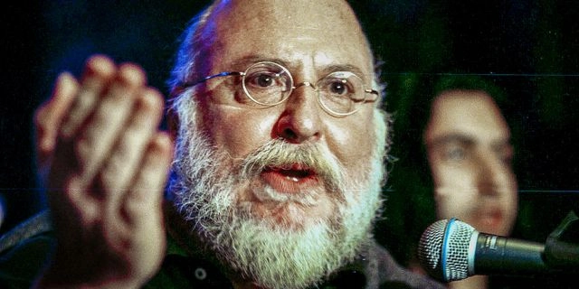 Είναι άδικο να θυμόμαστε τον Σαββόπουλο μόνο ως “μακρυμάλλη” ή μόνο ως “κουρεμένο”