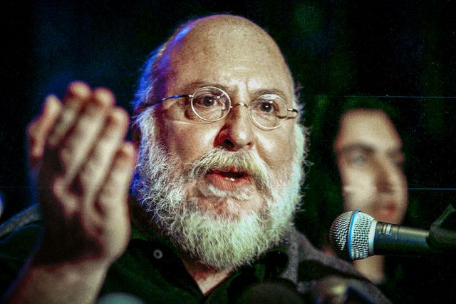 Είναι άδικο να θυμόμαστε τον Σαββόπουλο μόνο ως “μακρυμάλλη” ή μόνο ως “κουρεμένο”