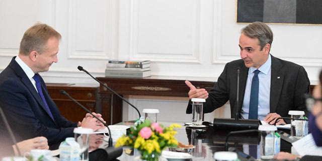 Συνάντηση Μητσοτάκη με Ευρωπαίο Επίτροπο για τον Προϋπολογισμό στο Μαξίμου