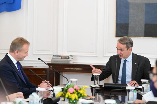 Συνάντηση Μητσοτάκη με Ευρωπαίο Επίτροπο για τον Προϋπολογισμό στο Μαξίμου