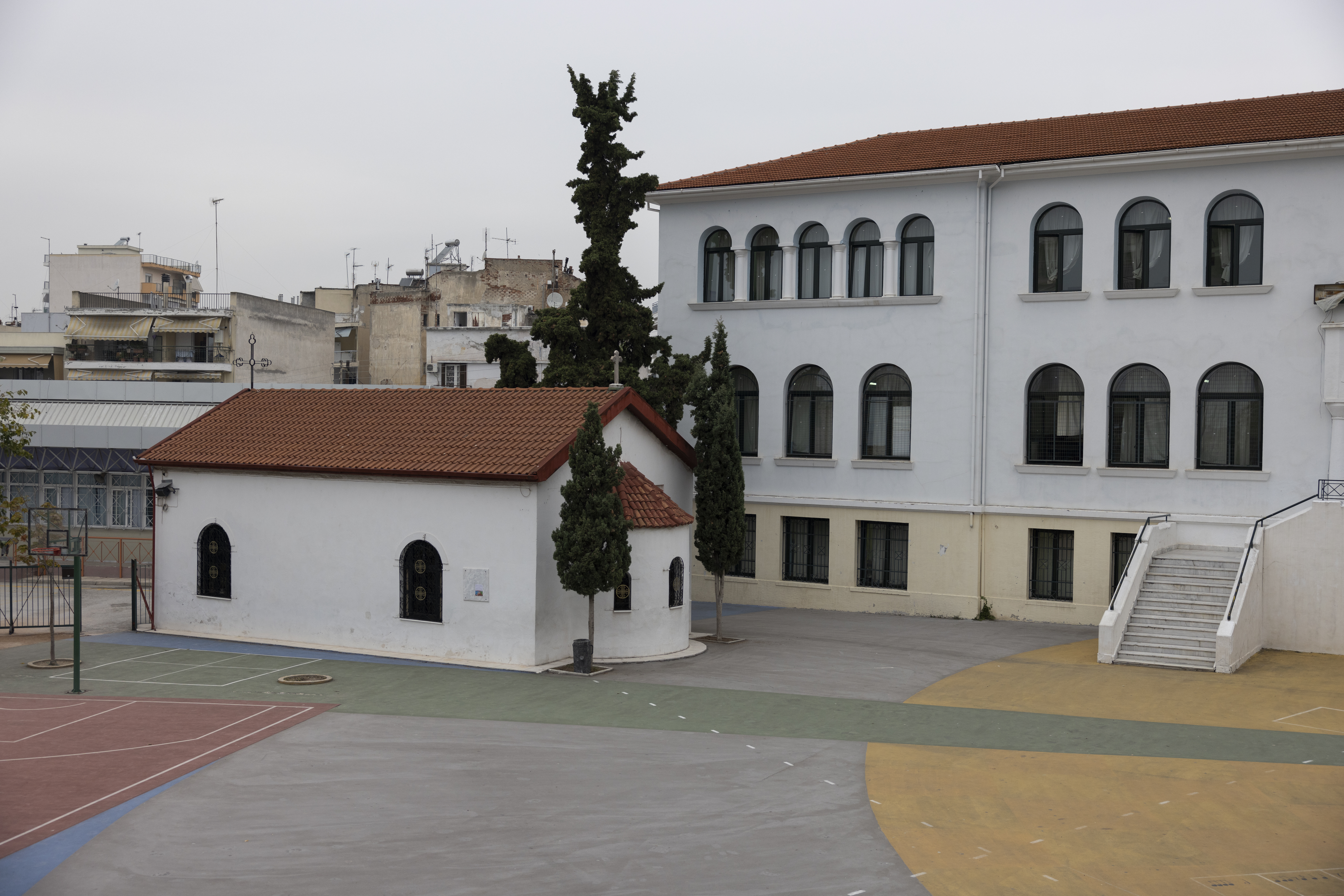 Το σχολείο και το εκκλησάκι στη θέση του παλιού τεκέ