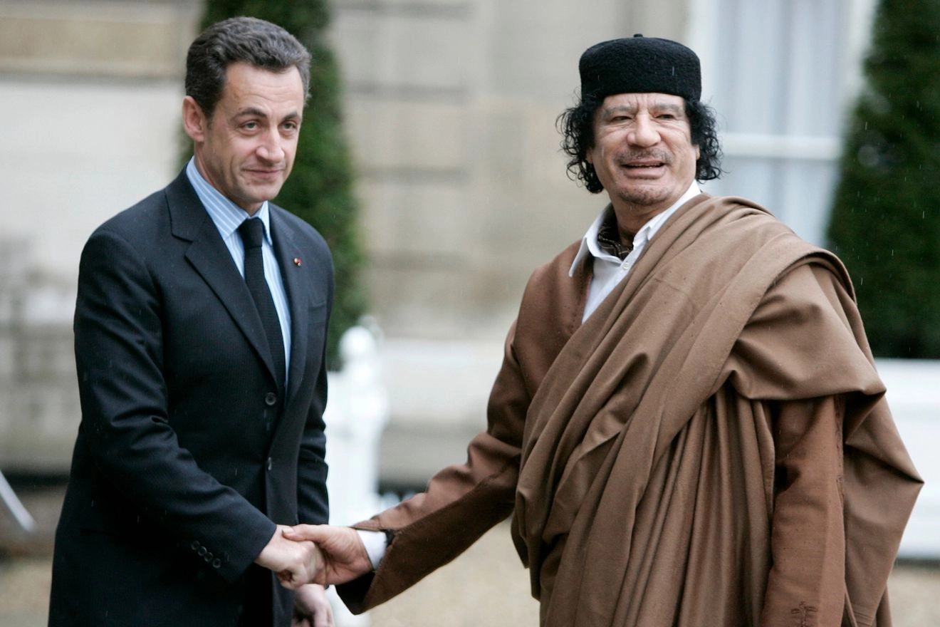 Nicolas Sarkozy και Moammar Gadhafi το 2007