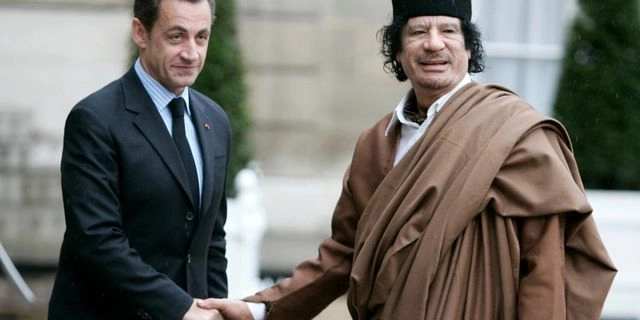 Nicolas Sarkozy και Moammar Gadhafi το 2007