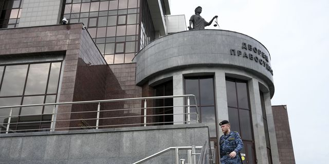 Ρωσία: Καταδικάστηκαν ερήμην ο συγγραφέας Ντμίτρι Μπίκοφ και η τραγουδίστρια της όπερας Μαρία Μακσάκοβα