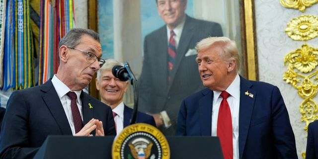 Donald Trump, Albert Bourla