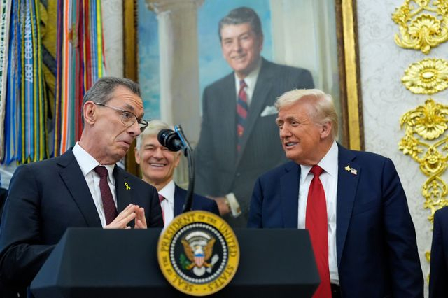 Donald Trump, Albert Bourla
