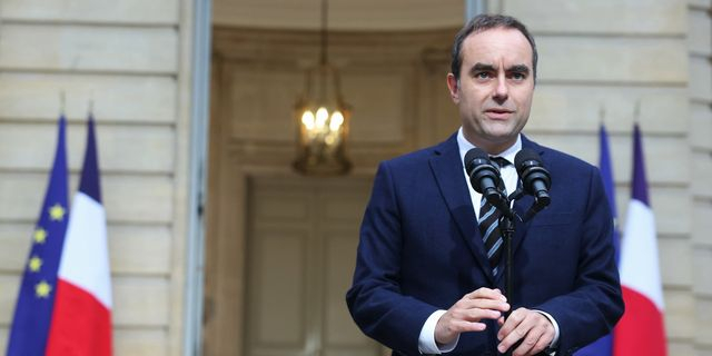 Πέφτει η κυβέρνηση στη Γαλλία – Παραιτήθηκε ο Λεκορνί