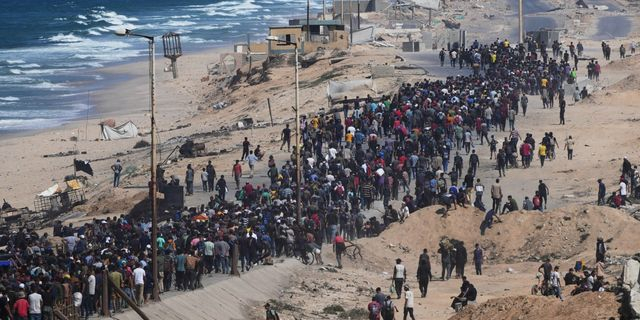 Γάζα: Χιλιάδες εκτοπισμένοι Παλαιστίνιοι στον δρόμο της ελπίδας – Συγκλονιστικές εικόνες