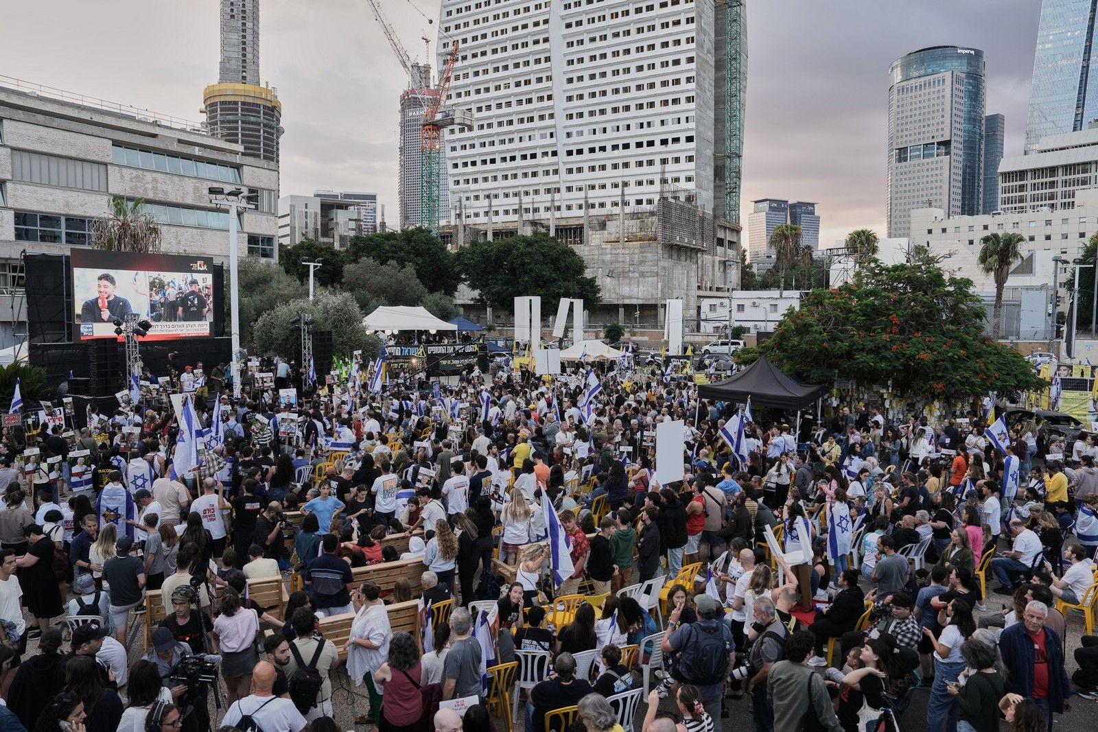 Συγκντρωμένοι άνθωποι στην πλατεία Ομήρων.