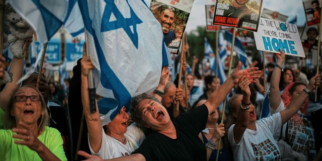 Κόσμος βρίσκεται συγκεντρωμένος στην πλ. Ομήρων αναμένοντας την απελευθέρωση των ομήρων.