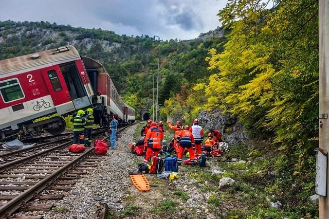 Μετωπική σύγκρουση τρένων στη Σλοβακία – Τουλάχιστον 20 τραυματίες