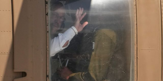 Ισραηλινός όμηρος που απελευθερώθηκε, χαιρετά από το παράθυρο ελικοπτέρου