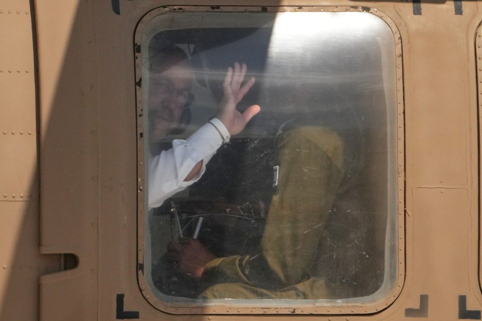 Ισραηλινός όμηρος που απελευθερώθηκε, χαιρετά από το παράθυρο ελικοπτέρου