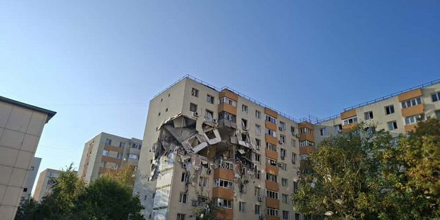 Φωτογραφία από την πολυκατοικία που έγινε η έκρηξη στο Βουκουρέστι