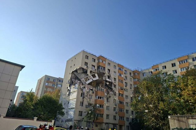 Φωτογραφία από την πολυκατοικία που έγινε η έκρηξη στο Βουκουρέστι