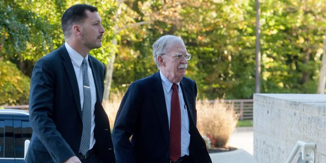 Ο Τζον Μπόλτον κατά την άφιξη του στο δικαστήριο