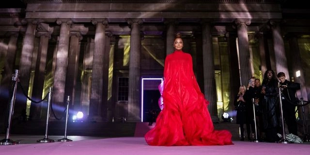 Η Τζάνετ Τζάκσον στο δείπνο "Pink Ball" του Βρετανικού Μουσείου