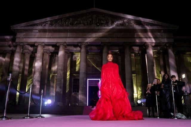 Η Τζάνετ Τζάκσον στο δείπνο "Pink Ball" του Βρετανικού Μουσείου