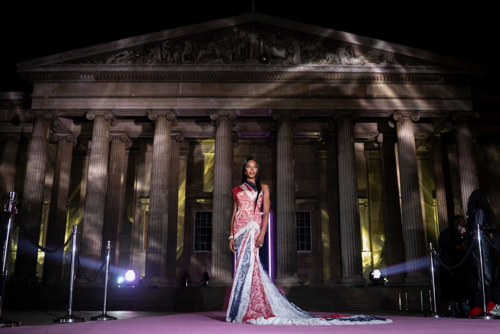 Η Ναόμι Κάμπελ στο δείπνο "Pink Ball" του Βρετανικού Μουσείου