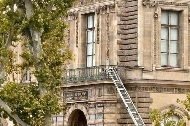 Ληστεία στο Λούβρο: Η υπεράνω πάσης υποψίας κίνηση που έκανε τους δράστες “αόρατους”