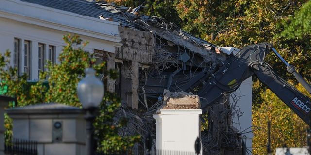 Ο Τραμπ γκρεμίζει τον Λευκό Οίκο για να φτιάξει την Αίθουσα Χορού του