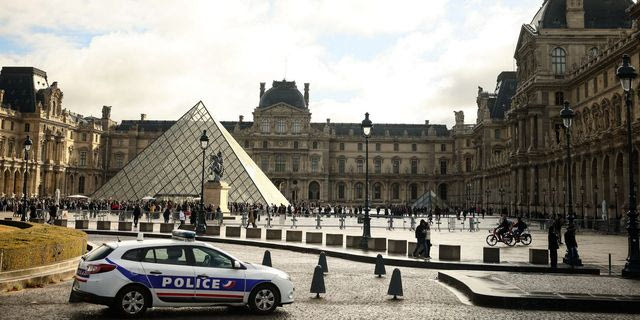 Λούβρο: Αποκαλύφθηκε ο μυστηριώδης περαστικός με το καπέλο που έγινε viral