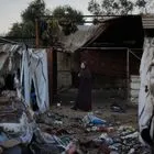 Παλαιστίνιοι σε καταστραμμένα κτήρια