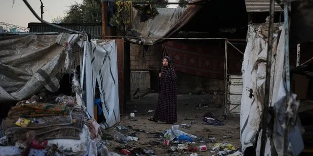 Παλαιστίνιοι σε καταστραμμένα κτήρια