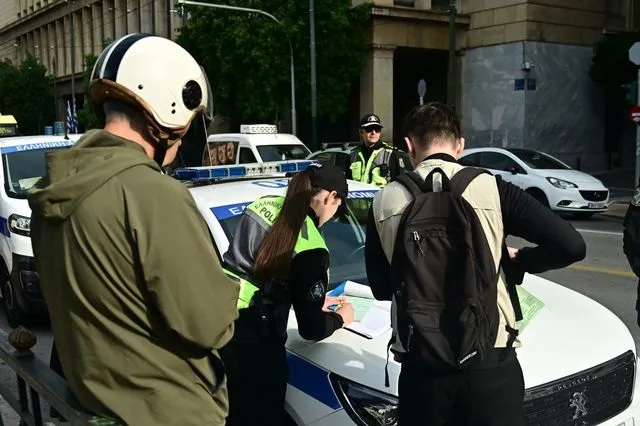 Η κυβέρνηση παίρνει χρήματα από την οδική ασφάλεια και τα δίνει σε ταμεία ενστόλων – Οργή στους Δήμους
