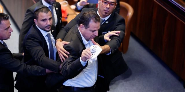 Ξεσπά ο βουλευτής που διέκοψε την ομιλία Τραμπ στην Κνεσέτ – “Πρόκειται για ψεύτικη γιορτή”